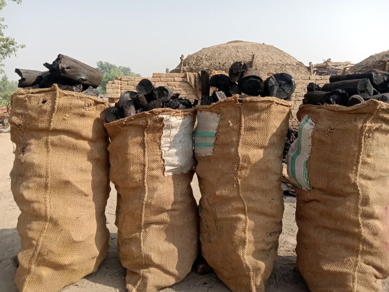 پاکستان بھر میں ترسیل کے لیے بوریوں میں بھرا گیا کوئلہ۔