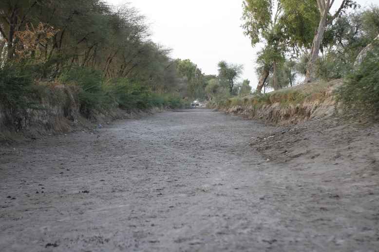 <p>ضلع بدین کے دوردراز ساحلی بستیوں میں پانی پہنچانے والی میرواہ نہر سوکھی پڑی ہے<br></p>