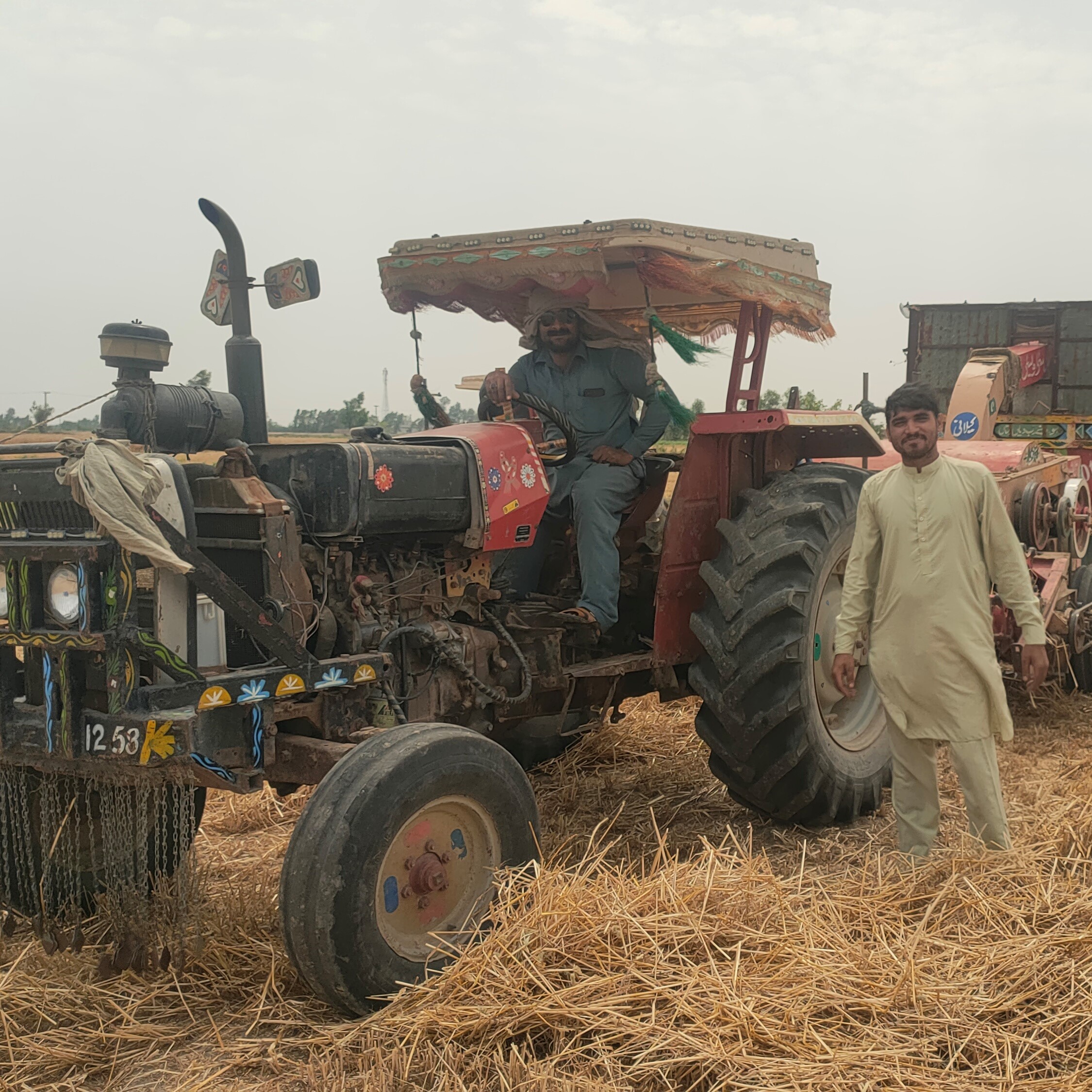 <p>پیشگی رقم لینے کی وجہ سے کسان آڑھتی کو گندم بیچنے پر مجبور ہے<br></p>
