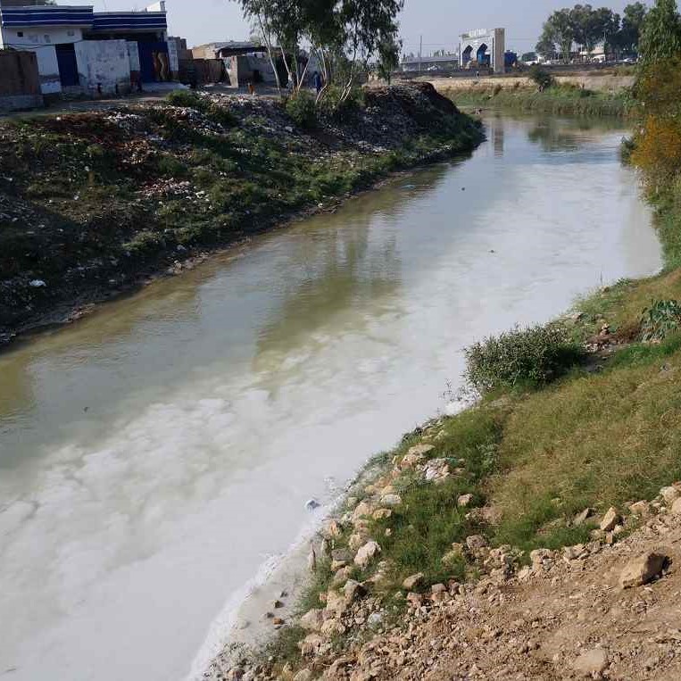 کلپانی ندی میں گرنے والا کارخانوں کا فضلہ پانی گدلا کر رہا ہے