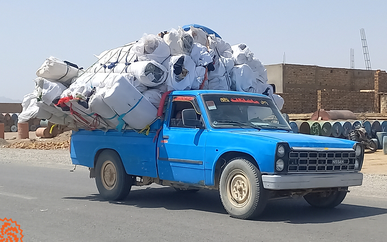 ایک زمباد ٹرک افغانستان سے کپڑا دالبندین لاتے ہوئے۔