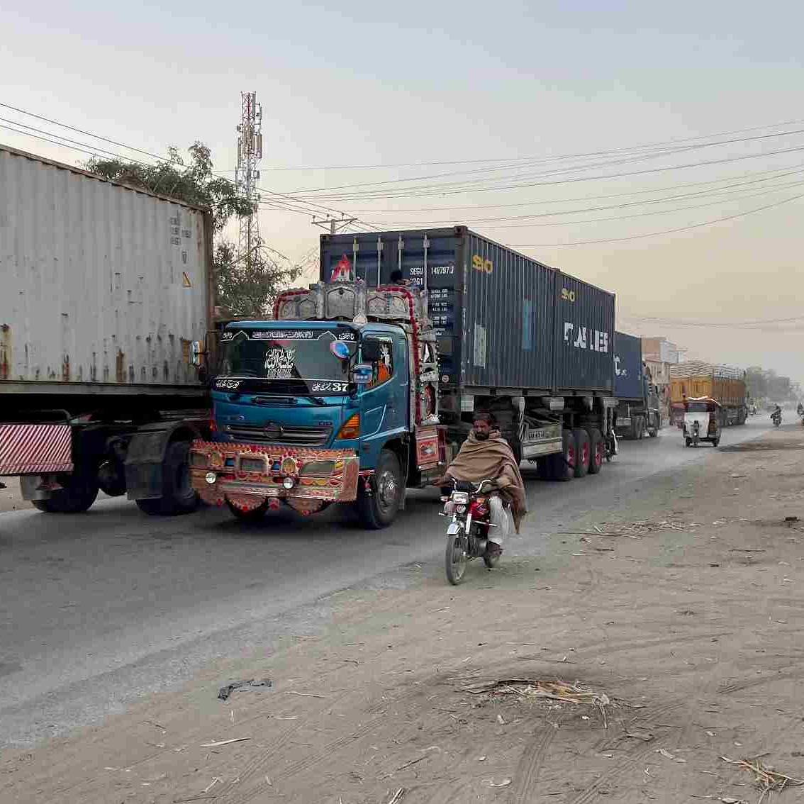 <p>انڈس ہائی وے پشاور اور شمالی علاقہ جات کو کراچی سے ملانے والا کم فاصلے کا راستہ ہے<br></p>