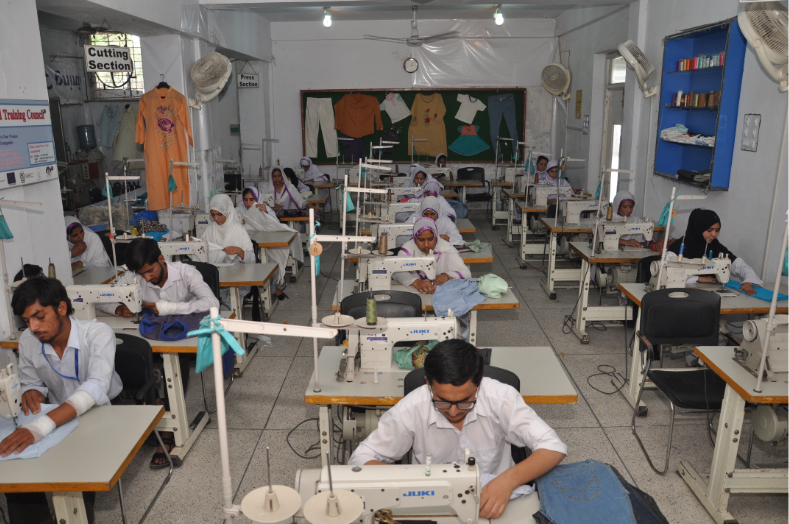 ووکیشنل ٹریننگ انسٹی ٹیوٹ میں طلبا کو ملبوسات بنانے کی تربیت دی جا رہی ہے