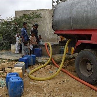 <p>شدید گرمی کے مہینوں میں پانی کے ٹینکر کی قیمت ڈھائی ہزار روپے تک پہنچ جاتی ہے<br></p>