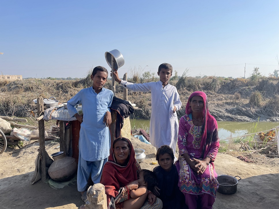 A displaced family from Ghot Ghulam Muhammad now living across the village in tents.