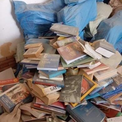 <p>لائبریری بند کر کے کتابیں جمنیزیم میں پھینک دی گئی ہیں<br></p>