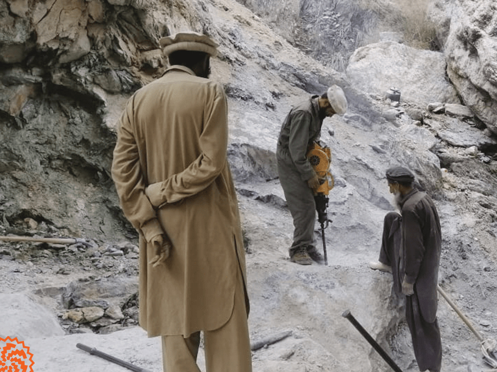 چترال کے مقامی لوگ معدنیات کا کھوج لگا رہے ہیں 