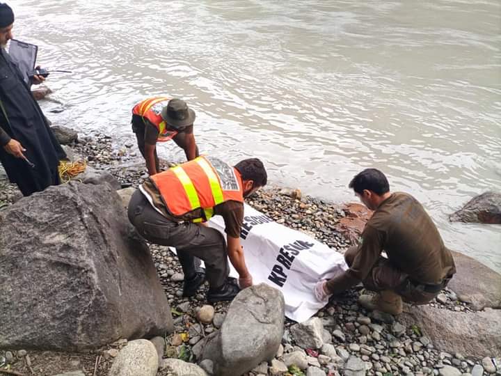 دریاَئے چترال سے خودکشی کرنے والے ایک شخص کی لاش نکالی جا رہی ہے<br>