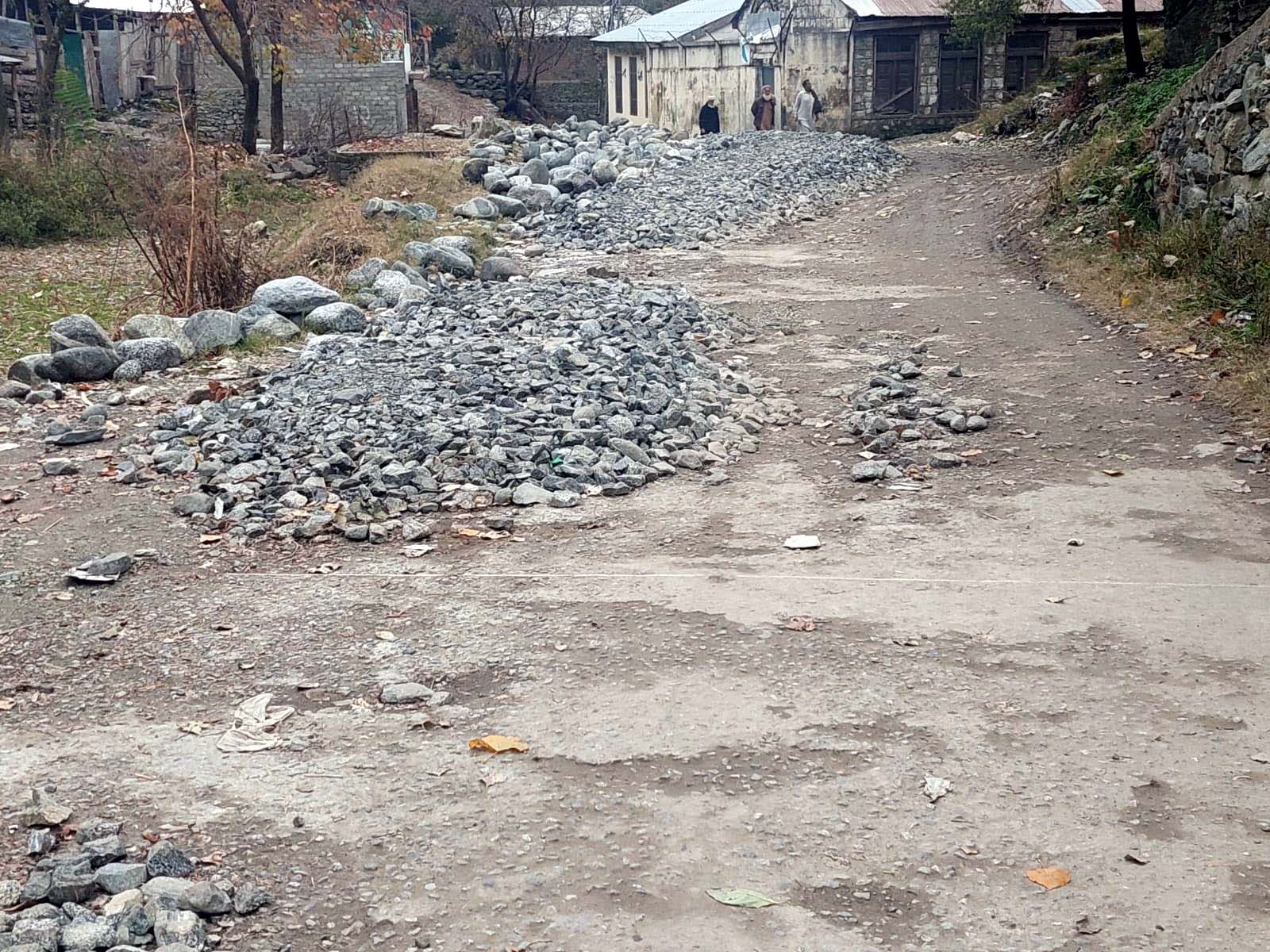 سڑک کی تعمیر کے لئے جگہ جگہ بجری اور پتھر ڈالا گیا ہے لیکن ابھی تک سڑک نہیں بنائی گئی