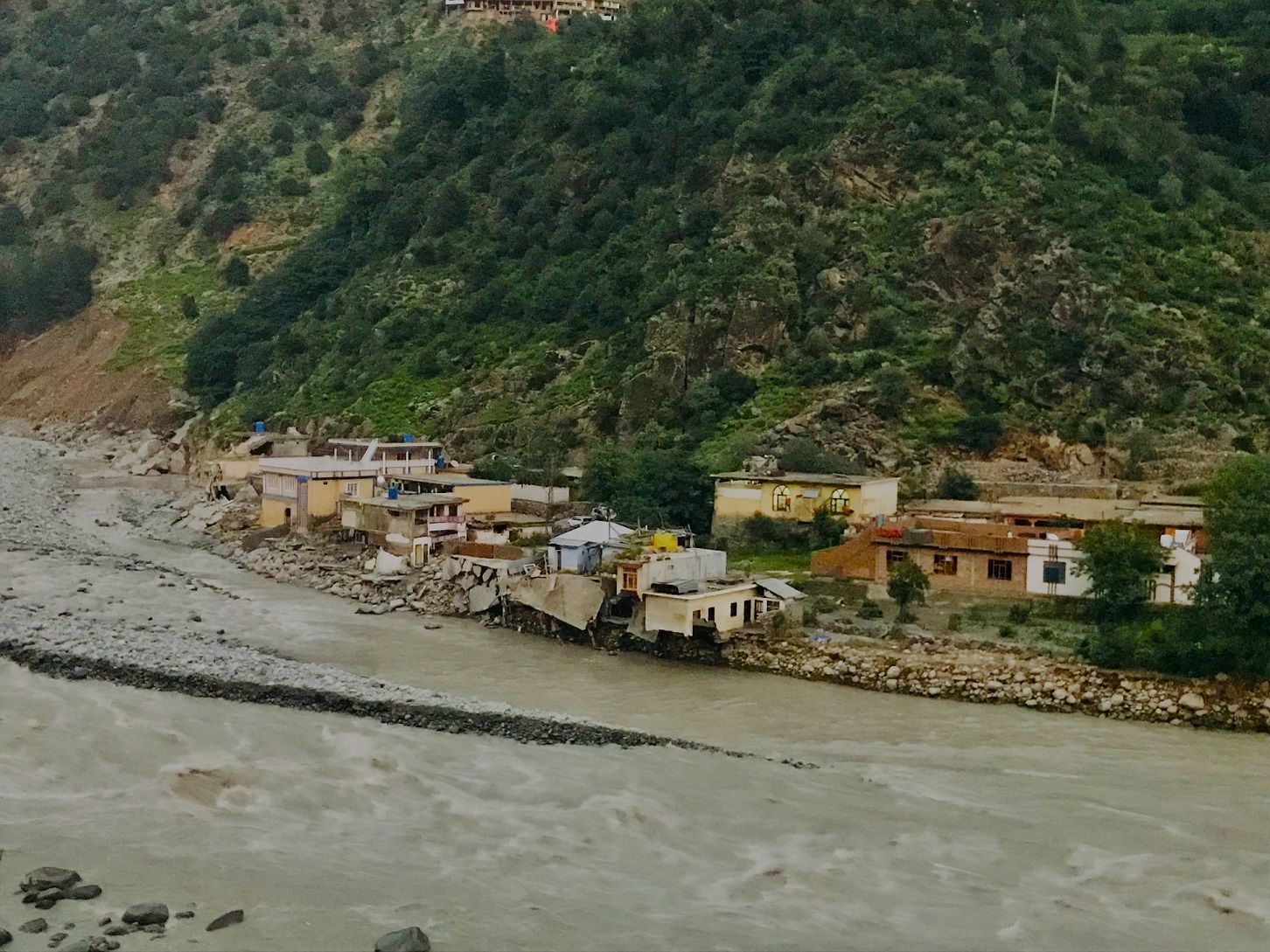  دریائے سوات کے کنارے واقع رہائشی عمارات