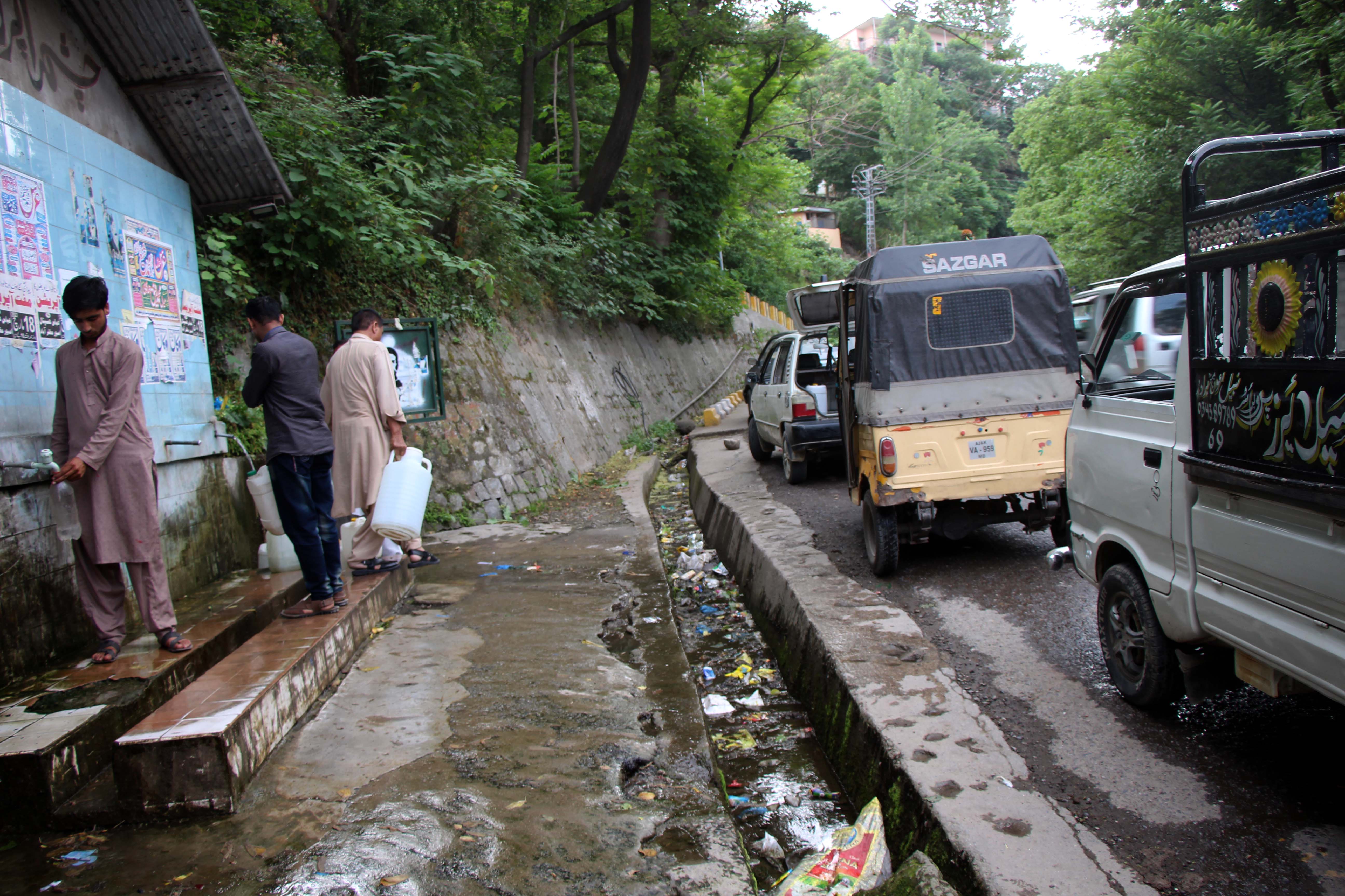 مظفرآباد کے قریب واقع آلودہ پانی کا ایک چشمہ